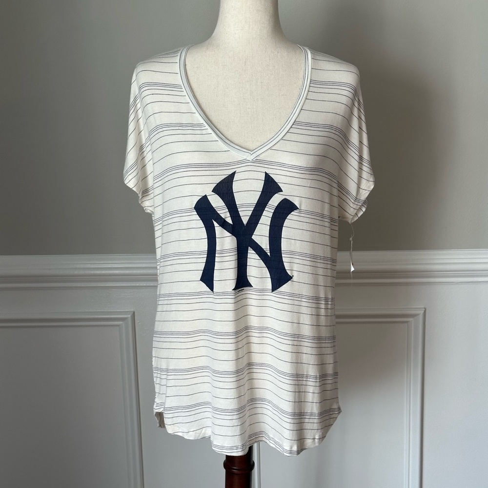 NEW Genuine Merchandise New York Yankees Baseball V-Neck T-Shirt size Medium